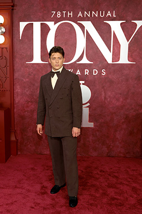 نجوم هوليوود يختارون البذلات الكلاسيكية والألوان الحيادية في حفل جوائز Tony Awards